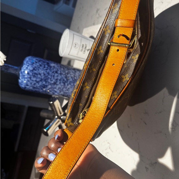 Louis Vuitton Croissant MM Bag - Picture 7 of 11